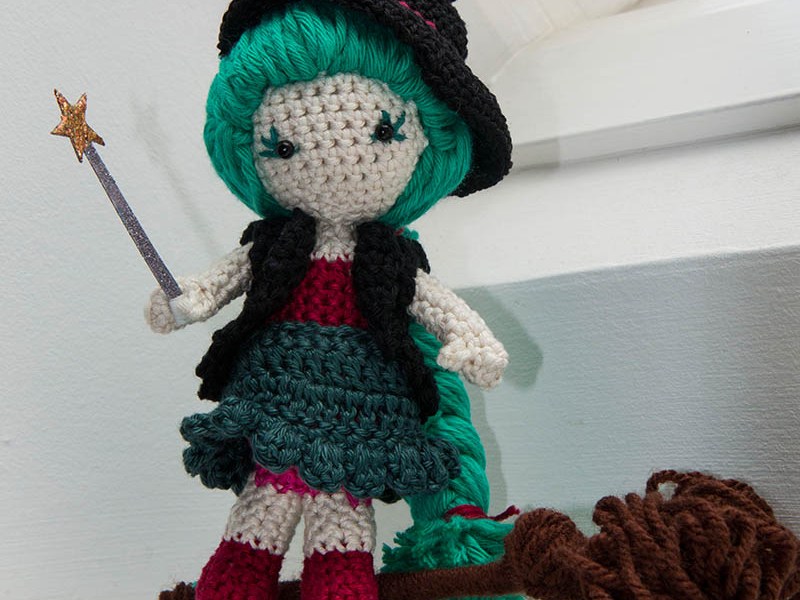 How to crochet a little witch