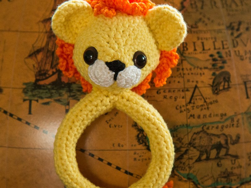 Löwe häkeln Rassel und Greifling