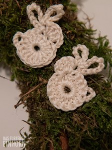 Osterkranz mit gehäkelten Hasen