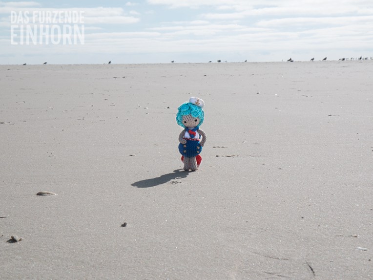 Sailorette im natürlichen Habitat mit Möwen